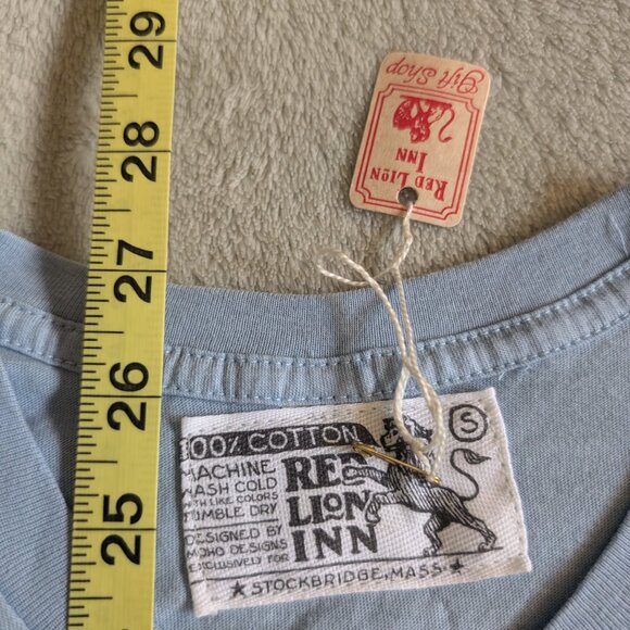 RED LION INN T SHIRT NEW WOMEN'S S Tee Blue Red Stockbridge Massachusetts Gift - Picture 3 of 5